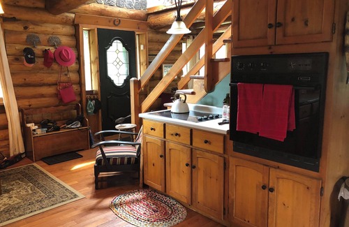 Southampton Cottage | 4 Season/4 bedroom Log Home in Southampton. Walking distance to downtown/beach