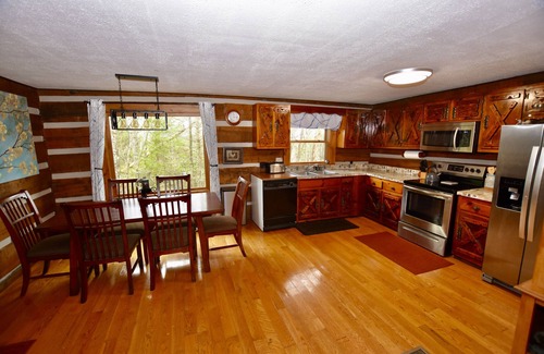 Gatlinburg - Pigeon Forge Cabin | 4 Seasons of Fun at Gatlinburg - An Authentic Log Cabin