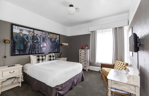 Hood River Hotel | 4 Seasons of Fun! Restaurant, Minutes to Port Marina Park and Mt. Hood Meadows