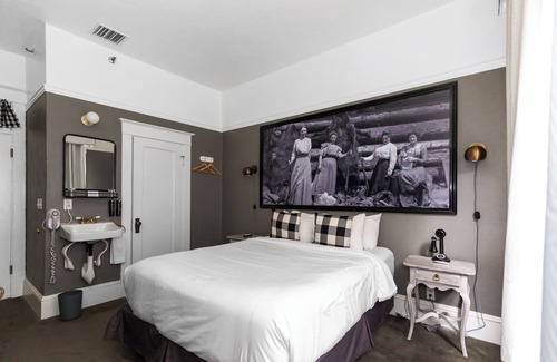 Hood River Hotel | 4 Seasons of Fun! Restaurant, Minutes to Port Marina Park and Mt. Hood Meadows