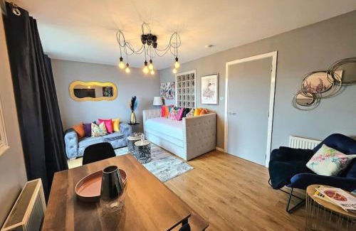 West Pilton Apartment | 4 Separate Beds, Sleeps 6, Beautiful 2 bed Apt