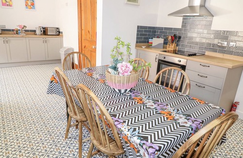 Lincoln Cottage | 4 SOUTH PARK, pet friendly, with a garden in Lincoln