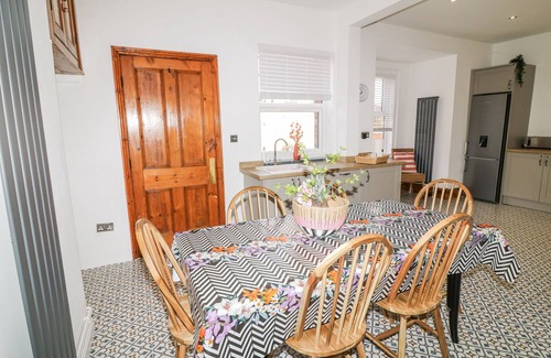 Lincoln Cottage | 4 SOUTH PARK, pet friendly, with a garden in Lincoln