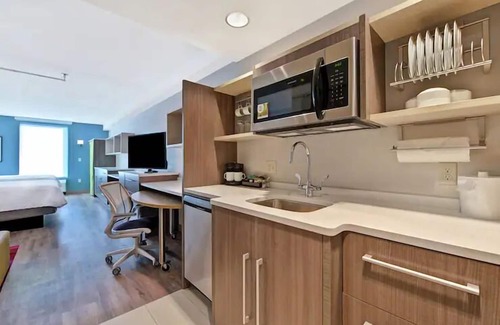 West Palm Beach House | 4 Spacious Suites, Next to Outlets w/Fitness & Laundry Facility
