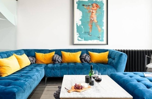 Porth House | 4 The Strand sleeps 8 guests, footsteps from Porth beach