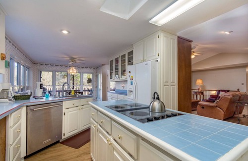 Hot Springs Village House | 4 Tobarra Lane - A nicely furnished vacation rental home on Lake DeSoto on near