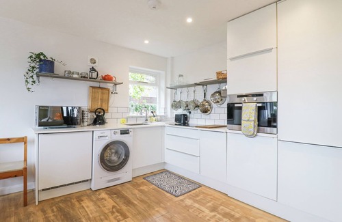 Deal Cottage | 4 WELLINGTON PARADE, EAST APARTMENT, pet friendly in Walmer