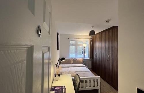 Norwood Green House | 4 Wharncliffe Drive