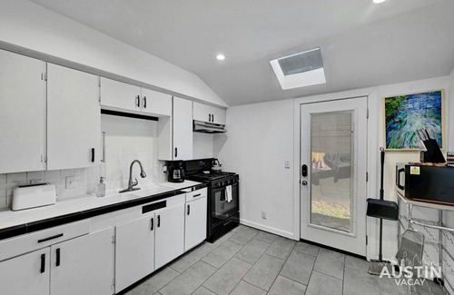 East Cesar Chavez Apartment | 40 Anthony St #A xxx