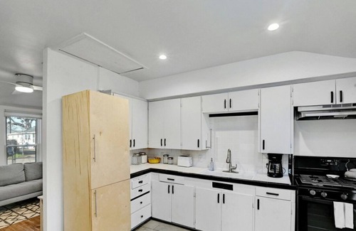 East Cesar Chavez Apartment | 40 Anthony St #A xxx