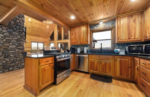 Blue Ridge Cabin | 40% Off 10 Min to Downtown OMG Views Private Hot Tub Deck Firepit Game Room