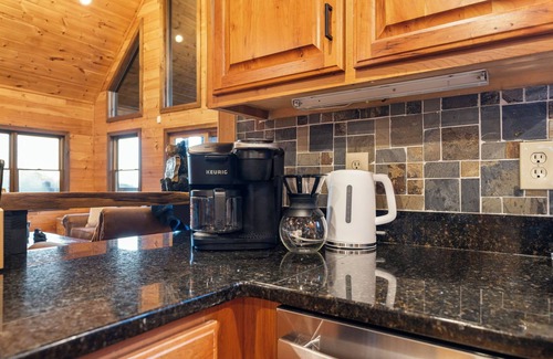 Blue Ridge Cabin | 40% Off 10 Min to Downtown OMG Views Private Hot Tub Deck Firepit Game Room
