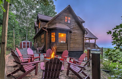 Blue Ridge Cabin | 40% Off 10 Min to Downtown OMG Views Private Hot Tub Deck Firepit Game Room