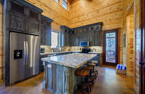 Broken Bow Cabin | 40% Off Sleeps 18 Walk2Town Hot Tub Firepit Covered Deck Playground Game Room