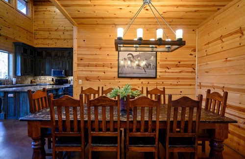 Broken Bow Cabin | 40% Off Sleeps 18 Walk2Town Hot Tub Firepit Covered Deck Playground Game Room