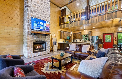 Broken Bow Cabin | 40% Off Walk to Town Private Creek Hot Tub Treehouse Firepit Arcade Shuffleboard