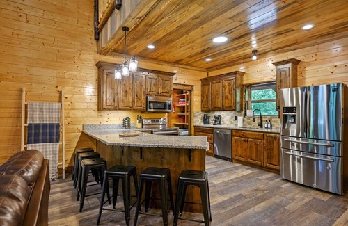 Broken Bow Cabin | 40% Off Walk to Town Private Creek Hot Tub Treehouse Firepit Arcade Shuffleboard