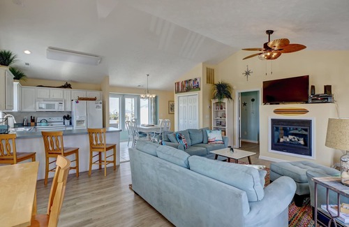 Surf City House | 40 STEPS to the beach. 4bdrm home, dog friendly, decks, ocean views