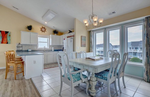 Surf City House | 40 STEPS to the beach. 4bdrm home, dog friendly, decks, ocean views