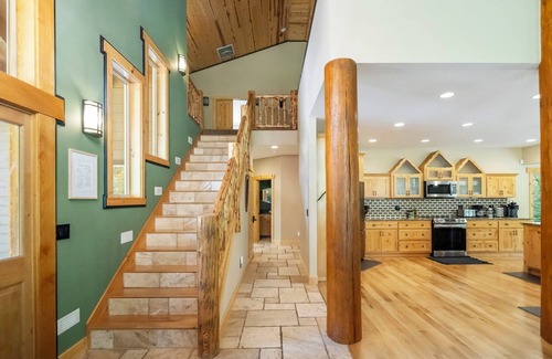 Mount Hood Village House | 4000sqft, 1-acre Custom Cabin Retreat w Game Room, Hot Tub & Sauna @Mt Hood