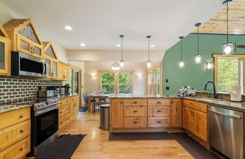 Mount Hood Village House | 4000sqft, 1-acre Custom Cabin Retreat w Game Room, Hot Tub & Sauna @Mt Hood