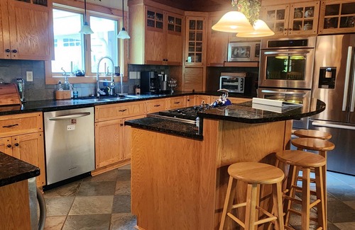 Lakeside Woods House | 400ft private waterfront home, fireplace, boathouse, kayaks, DOG FRIENDLY