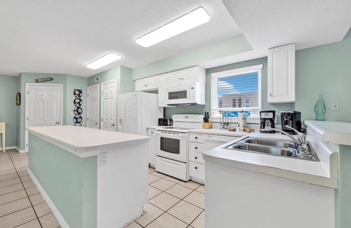Fort Walton Beach Condo | 401 Summerlin Corner Balcony Overlooking Beach ~ Beach Svc Included