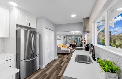 Wallingford House | 4016 Main (NEW) · 5b2b Newly Remodeled Entire House close to UW & DT