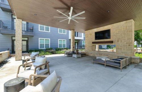 Fort Worth Apartment | 412 Stylish 2B2B Resort Style Pool & Gym, Golf Simulator, 7M to Dickies Stadium, 15M to AT&T stadium