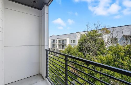 Fort Worth Apartment | 412 Stylish 2B2B Resort Style Pool & Gym, Golf Simulator, 7M to Dickies Stadium, 15M to AT&T stadium