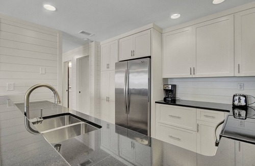 Isle of Palms Apartment | 417 Seascape by AvantStay | Beachfront Condo w/Communal Pool Access