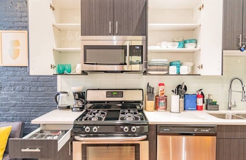 Near South Side Apartment | 420 friendly Modern 2BR with optional parking for up to 6 guests