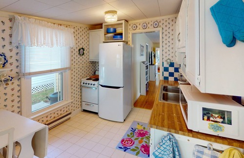 Lakeside Cottage | 422 Oak Ave Charming two bedroom Close to the Lake and Downtown!