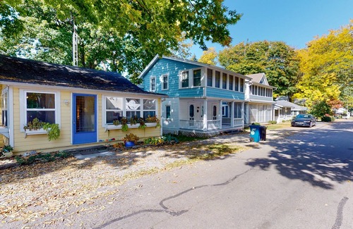 Lakeside Cottage | 422 Oak Ave Charming two bedroom Close to the Lake and Downtown!