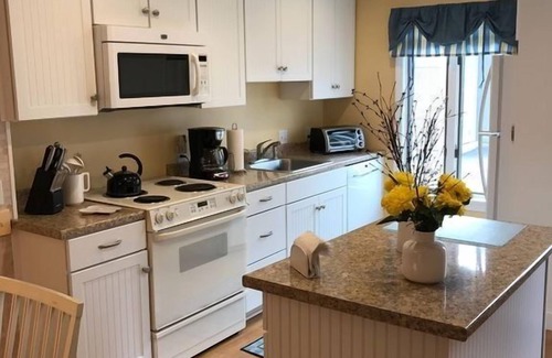 Hyannis House | 43 by the Sea, steps to private beach & heated pool, 1-mile from Main St. shops, AC, & Wi-Fi