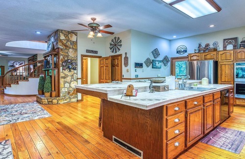 Maggie Valley Cabin | 44 Gathering Place (Hot Tub) 44 Golf View Rd: 6 BR, 4.5 BA in Maggie Valley, Sleeps 14