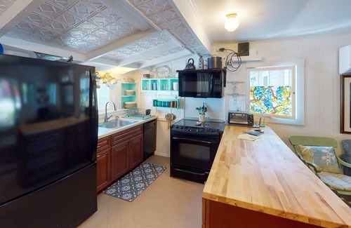 Lakeside Cottage | 443 Lynn Avenue Charming two bedroom in Lakeside!
