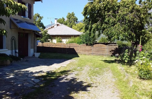 Embrun Apartment | 45 m² attic apartment on the top floor of a villa