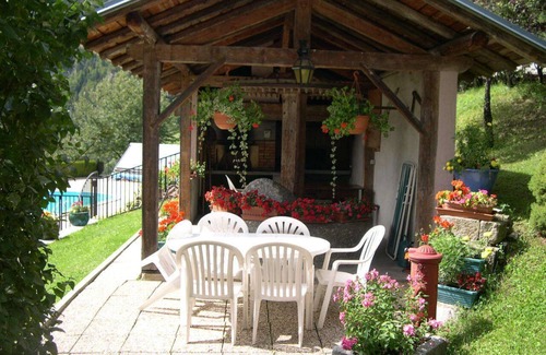 Flumet Apartment | 48m2 rental in chalet with pool view