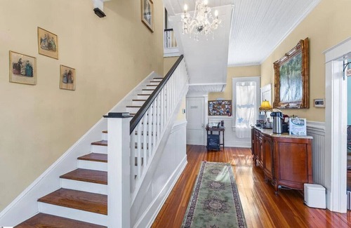 Anderson Apartment | 499 7even Oaks 1858