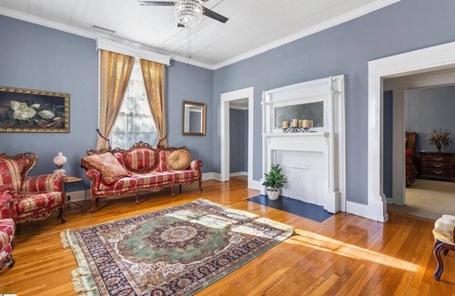 Anderson Apartment | 499 7even Oaks 1858