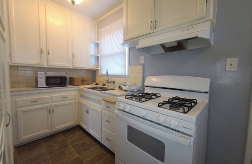 Old Town Apartment | 4A Entire Unit Free Wi-Fi LAX Disney Beach Farmers Market Torrance, Large, Cozy