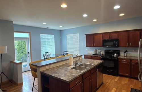 Fife House | 4bd 2.5 ba/4King Beds/W/D/ Fenced Yard/24hr Security
