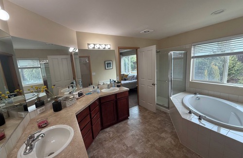 Fife House | 4bd 2.5 ba/4King Beds/W/D/ Fenced Yard/24hr Security