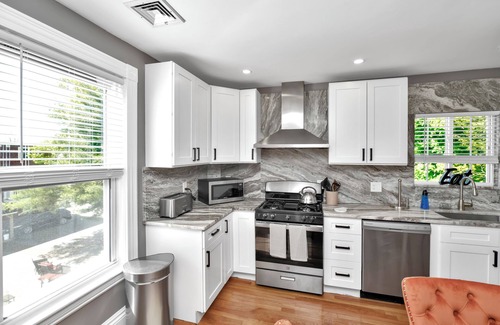 Neponset - Port Norfolk Apartment | 4BD 2BA Spacious Duplex W/Parking. Walking Distance to MBTA & Restaurants