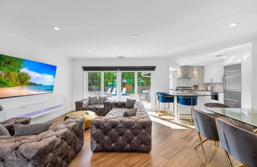 Fort Lauderdale House | ★4BD/4BA Family Retreat Near The Beach. Heated Pool