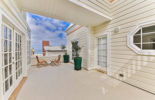 The Strand House | 4BD/4BA. Ocean views & garage parking. Beach & Bike path. Walk to Restaurants.
