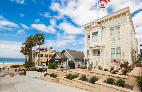 The Strand House | 4BD/4BA. Ocean views & garage parking. Beach & Bike path. Walk to Restaurants.