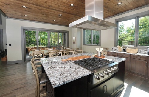Gatlinburg - Pigeon Forge Ski Chalet | 4bd/5ba sleeps 10, Private, Mtn views, pools, hot tub, fireplaces, large parking
