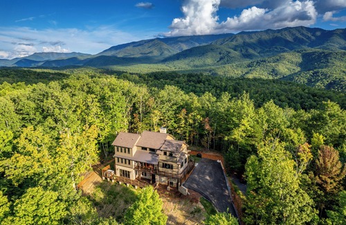 Gatlinburg - Pigeon Forge Ski Chalet | 4bd/5ba sleeps 10, Private, Mtn views, pools, hot tub, fireplaces, large parking